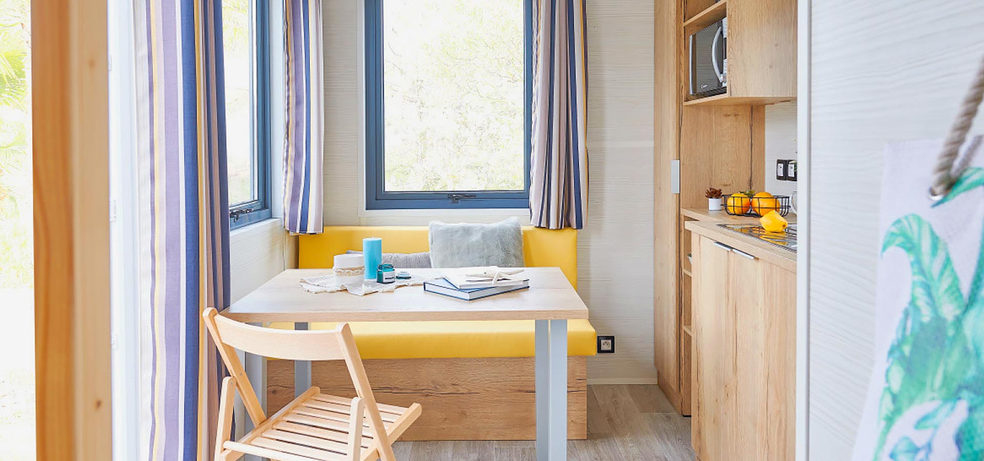 Camping san damiano bungalow luxe tiny house pianosa salon cuisine